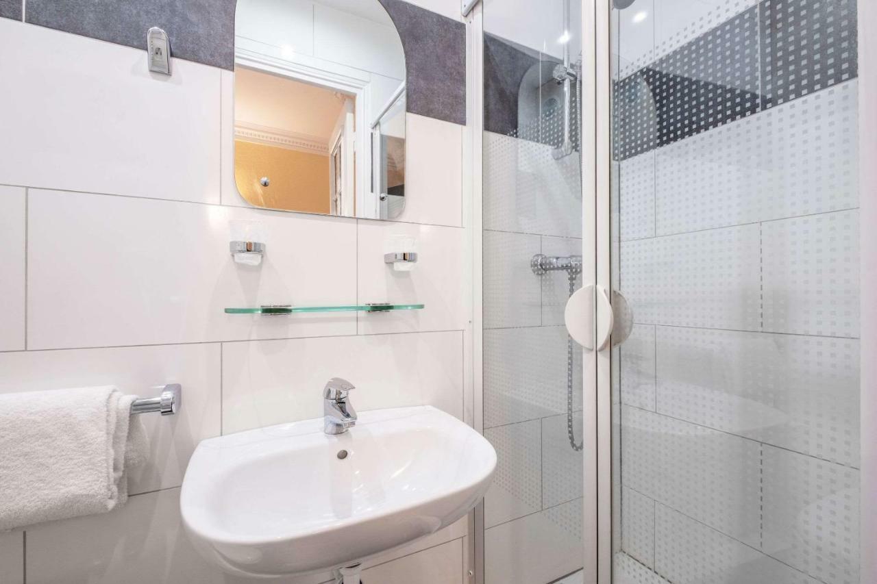 Comfort Hotel Au Firmament Asnieres-Sur-Seine Bagian luar foto